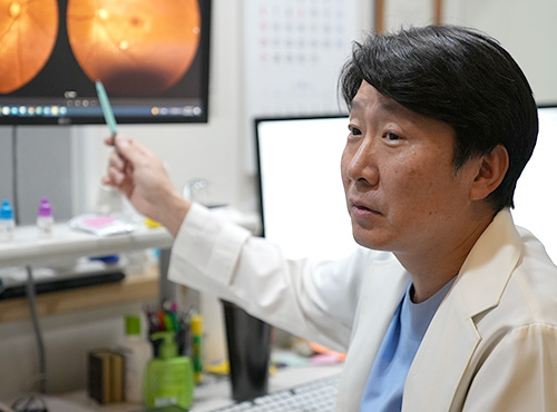 검사 결과 화면을 설명하는 대표원장