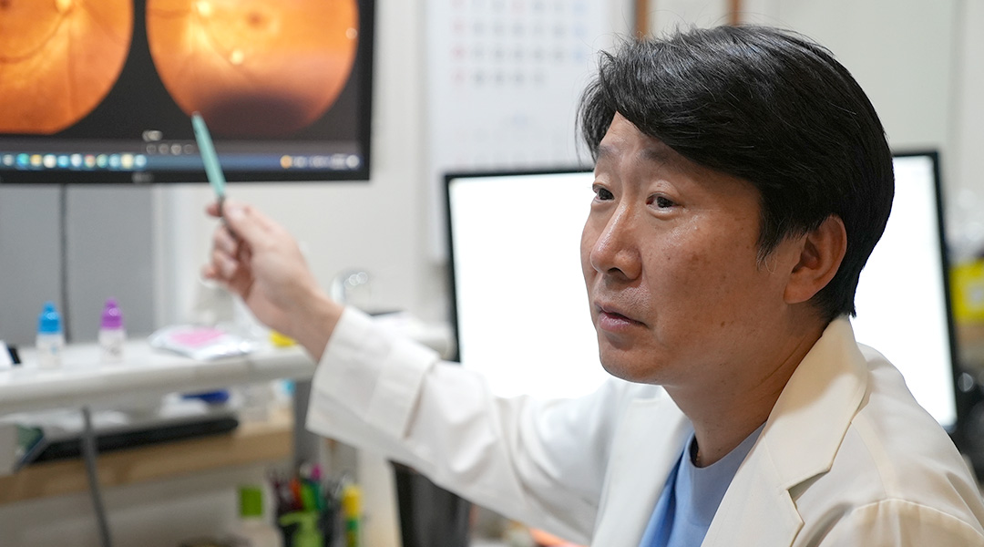 검사 결과 화면을 설명하는 대표원장